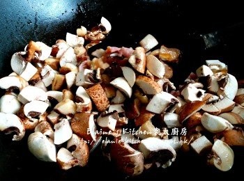 step6: 將煙肉放入鑊中爆香 , 加入啡/白磨菇粒及冬菇粒 , 贊少許酒炒至軟身