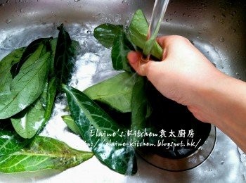step4: 龍脷葉用水沖一沖洗 , 再瀝乾水份備用