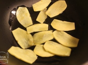 step2: 鍋內倒入麻油, 用最小火煸香薑片直至薑片微微捲起(約10分鐘)