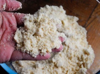 step1: <span class="group_1">酥餅</span> 做法： 在大碗內，將麵粉和砂糖拌勻，然後加入奶油，用手擠碎奶油，與麵粉拌勻成顆粒狀