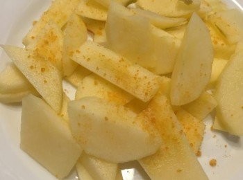 step1: 蘋果洗乾淨切片，加入鹽、黃糖，放進微波爐或熱鍋煮，令蘋果片軟腍，