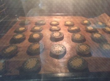 step4: 4)再雪20分鐘先將黃豆粉麵團包入綠茶粉麵團再雪硬