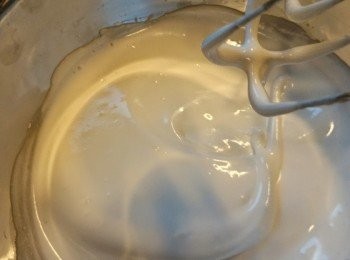 step6: 蛋白打散，加少許鹽及分三次加入砂糖，打至企身。