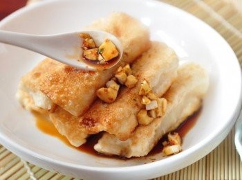 step6: 食用時，再將沾醬淋上金磚!