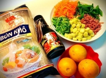 step1: 將胡蘿蔔.小黃瓜切絲後過熱水備用,甜豆.火腿.玉米筍煮熟