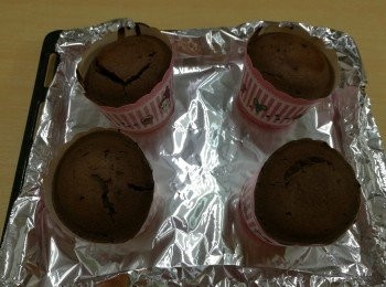 step7: 用鋁紙包好蛋糕杯，以防焗焦變黑。