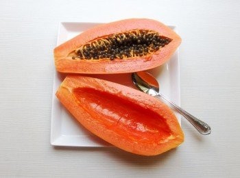 step2: 先將木瓜去皮,剖半,挖除木瓜籽。