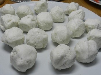 step7: <span class="group_1">外皮</span>每30克分為一個，如果要包大一點的話，可以分45~60克一個