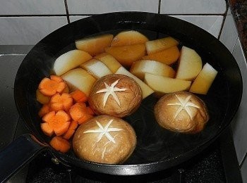 step1: 將水、淬釀鰹魚和風醬油露與米酒放入鍋中，加入切好的紅白蘿蔔與鮮香菇