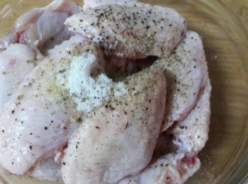 step2: 雞翅洗淨後 , 把調味料加入拌勻 , 放到冰箱中醃一晚