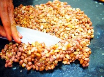 step10: 10.用菜刀輕輕的把花生糖鋪平。