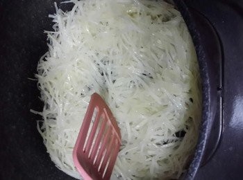 step4: 鍋燒熱加入適量油，倒入薯仔絲炒至軟身、盛碟