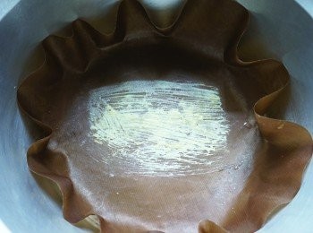 step4: 在外鍋鋪上烘焙紙、按下開關，用刷子抹上薄薄一層粉漿（抹愈薄越酥）