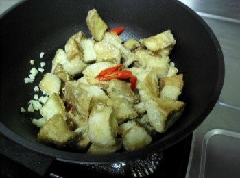 step2: 起油鍋爆香<span class="group_3">配料</span>再加入杏鮑菇，加入<span class="group_2">調味</span>後中火快速拌炒均勻最後撒上蔥花即可上桌