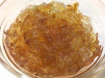 step1: 桃膠用清水浸發6-8小時，隔水後挑走裡面既雜質