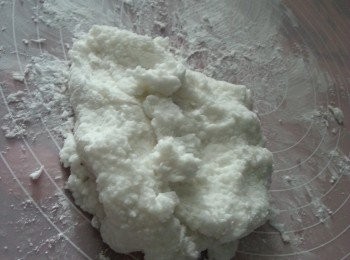 step5: 將西米取出於枱面上,灑少許澄麵,蓋上布待西米灘凍