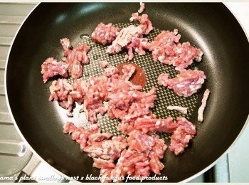 step3: 絞肉先下鍋逼出油酯，過程中可添加米酒來去除腥味。