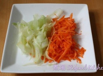 step5: 甘荀及青瓜鉋絲, 加入沙律醬拌勻