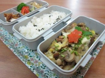 step6: 蛋液維熟後就可以起鍋裝入便當，以免微波加熱後便太老，這樣便大功告成啦^^