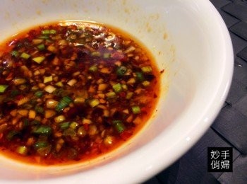 step2: 就可以起鍋裝盤,接著把早已準備好的sauce倒入攪拌均勻,浸泡大約半小時左右就可以吃了,也可以冷藏隔天吃