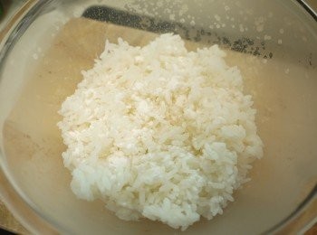 step3: 白飯灑上少許鹽巴、少許玉米粉拌勻