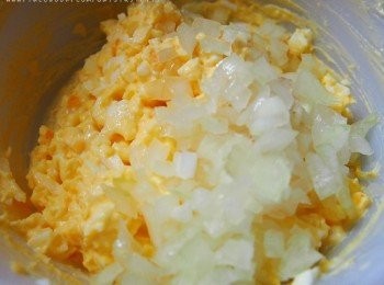step5: 要成為升級版的蛋沙律，只需耍把洋蔥切成細碎，再拌入即成。