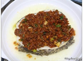 step6: 接著再將拌好的蒜酥豆瓣醬，均勻的淋在巳蒸好的圓鱈之上完成