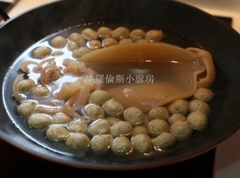 step1: (1) 先把魚蛋及魷魚清洗後飛水