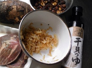 step1: 備好<span class="group_1">食材</span>，香菇泡水至軟、牛肉切塊、芋頭切塊，蝦皮洗淨擠乾水份