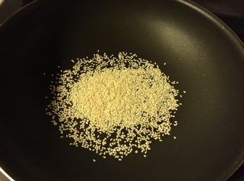 step2: 白芝麻白鑊(不下油) 炒熟後備用