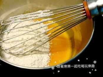 step3: 再加入低筋麵粉拌勻。