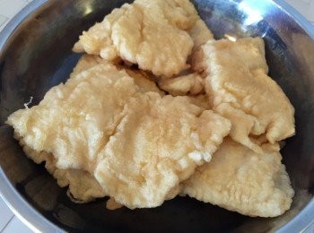 step3: 用熱油炸好魚柳備用；