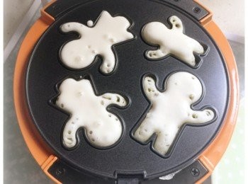 step3: 預熱鬆餅機。預熱完後，用唧袋將粉漿填入模具，合上機焗兩分鐘。

Tips: 如果用微笑機造薑餅人，大約用粉漿填到圖中這樣的厚度便足夠。填得太多，焗起之後便要仔細修剪，非常麻煩。