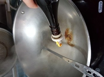 step7: 先用約1湯匙油起鑊,再讚少許紹興酒