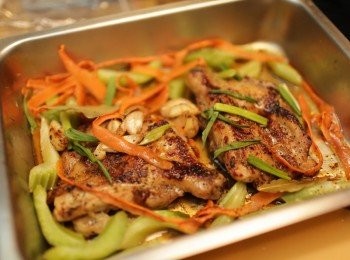 step6: 考完雞後會有一點肉汁，要留下來