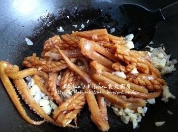 step5: 燒紅鑊 , 爆香蒜粒及乾蔥粒 , 加入魷魚鬚及魷魚頭拌勻