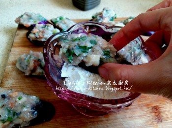 step6: 再每邊沾上薄薄一層生粉 , 將每件茄子放入鑊中(先煎魚肉部份)