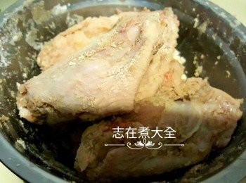 step2: 煮食前將<a href="https://bit.ly/3zHU5V3" target="_blank" data-keyword="雞翼" class="guide-link"><strong>雞翼</strong></a> <span style="display:inline-block;vertical-align:middle;margin-top:-3px;color:initial;border-radius:3px;padding:2px 3px;font-size:12px;line-height:14px;background:#87d300;color:#fff;">即買</span> 放室溫15分鐘，之後沾上生粉