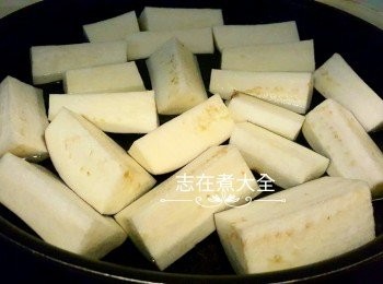 step2: 茄子切件，大小以反轉後茄子面能夠完全接觸水為佳，將茄子全部反轉放入平底鍋煮1分鐘讓茄子表面鎖色