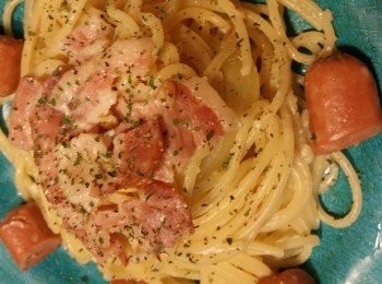 step2: 開鍋用中火，下牛油，下蒜泥炒香，下煙肉，下洋葱條和绍酒再炒。
下胡椒粉及黑胡椒，下牛奶拌勻，下砂糖及蒜鹽，下意粉兜好。