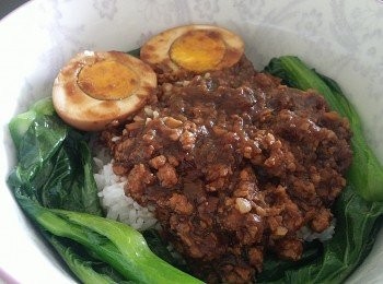 step6: 蛋開邊上碟再配上肉燥,真的大人細路都喜歡。