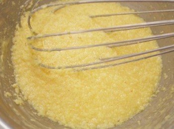 step2: 分次倒入蛋液..每一次倒入蛋液一定要完全拌勻在加下一次蛋液喔!!! **接著把牛奶糖打開包裝紙放入可微波容器微波約20秒融化.. 倒入拌勻的雞蛋液內拌勻..此步驟動作要快因為牛奶糖很快會凝固!!