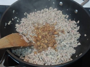 step3: 加入一半的紅蔥頭酥炒香。