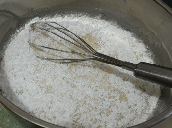 step2: 分次把糯米粉和澄粉加入步驟(1)內攪拌至無粉粒，最後加入植物油拌勻。