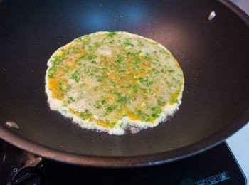 step4: 好，堅嚟料嘞！先猛火燒熱鑊，落油即倒晒啲蛋落鑊。