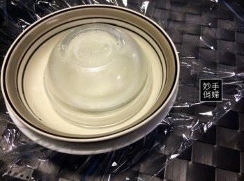 step2: 接著,鋪上保鮮膜並在上方壓上重物...放入冰箱冷藏置隔天,