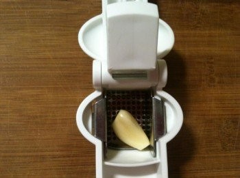 step3: 蒜頭用搗蒜器壓成蒜泥，倒入步驟2的塑膠袋裡。