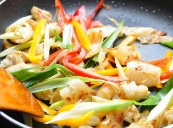 step3: 接著將備料下鍋拌炒