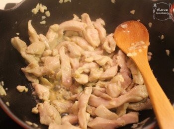 step5: 將雞柳炒至七成熟後倒入紹興酒用再炒至全熟, 盛起備用