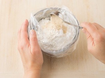 step1: 將粉類倒入塑膠袋中，一併加入核桃與蔓越莓。